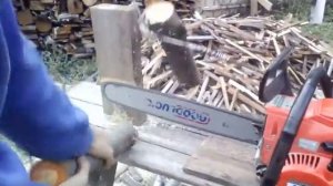 простое приспособление для распилки дров в одиночку