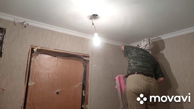 Как поклеить обои  над входной дверью , двойной рез стыков полотен обоев