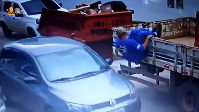 ► Курьёзная ситуация на дороге. Парень молодец, не растерялся