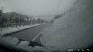 Падение снега с крыши авто. Вот что будет если не убирать снег с крыши автомобиля.Winter in Russia