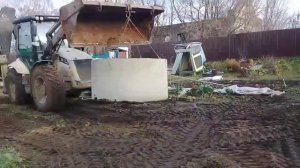 Установка канализационных  колец  Эсковатором  в Яму, септик своими руками .
