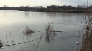 Достают утонувшую машину