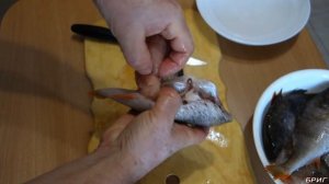 Как почистить окуня от чешуи быстро и без грязи . Для жарки, ухи, копчения, хе