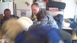 кувалдой по каске МЧС!!!голова и каска целы)