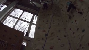 КАК ПРОХОДИТ ЗАНЯТИЕ НА СКАЛОДРОМЕ?