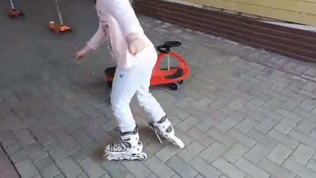 VLOG - 36: РОЛЛЕРДРОМ ВО ДВОРЕ. смотреть онлайн