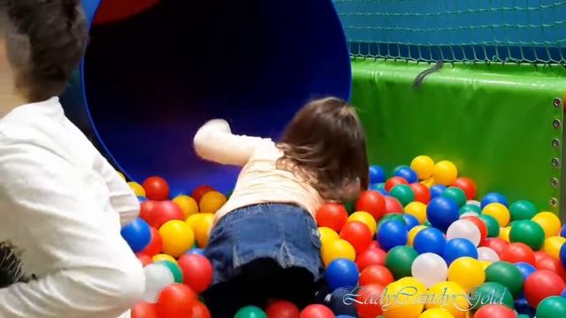 Играем в детском лабиринте с шариками и батутами Have fun in kid's play yard
