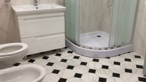 Красивый загородный дом. Ванная комната на первом этаже