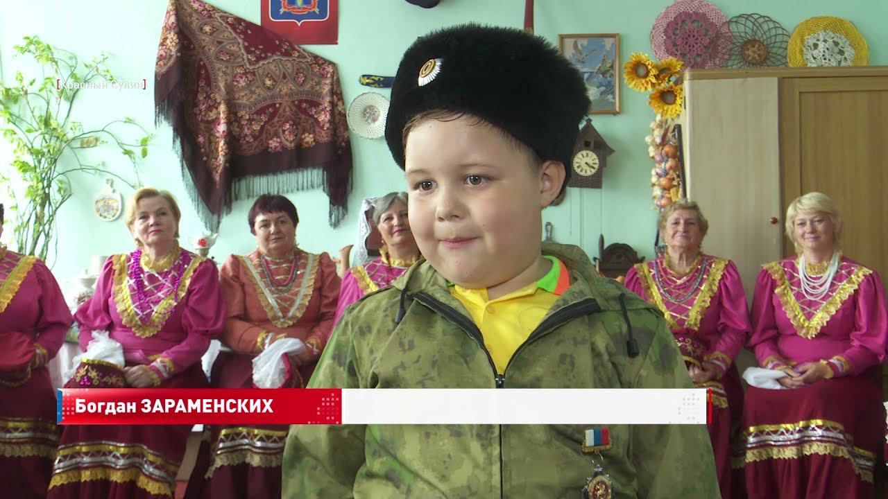 Шестилетний житель Красного Сулина сам научился казачьей крутке оружием, смотря телевизор