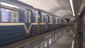 Вагон метро 81-717/714 "Номерной" прибывает на станцию "Бухарестская"