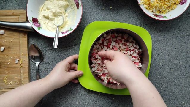 Очень лёгкий и сочный салат "Коррида" с сухариками , слоёный салат с красивой подачей