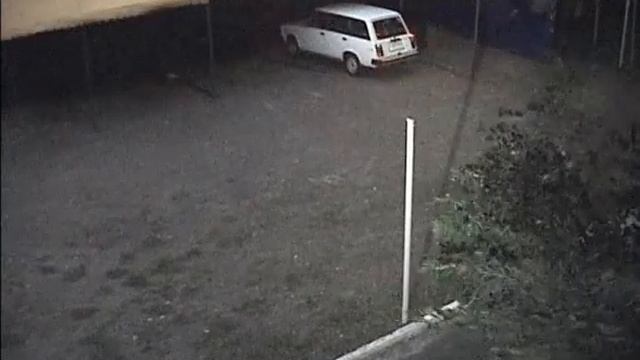 Гроза в Киеве Ветер поднимет навес над машиной смотреть онлайн