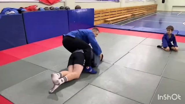 Как выполнить подъем с переворотом #самбо #тренер #приемы #дети #борьба
