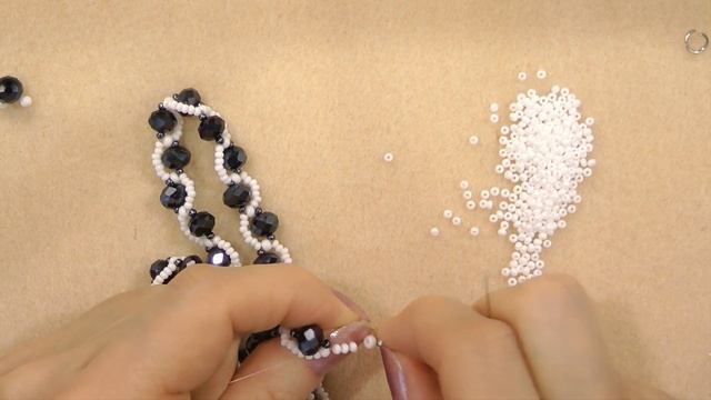 Бисероплетение. Мастер-класс. Колье из бисера и бусин Black & White своими руками смотреть онлайн