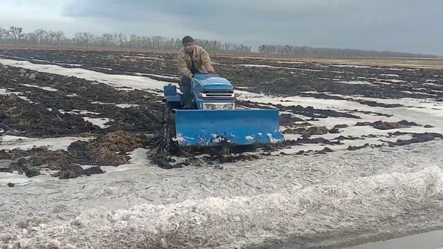 Мототрактор малиш, проходимость с лопатой)))