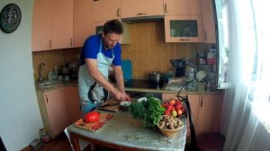 Салат из помидоров с сыром и чесноком