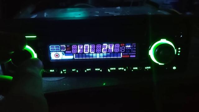магнитола Hyundai H-cdm 8048 (поменяна подсветка с синей на зелёную)