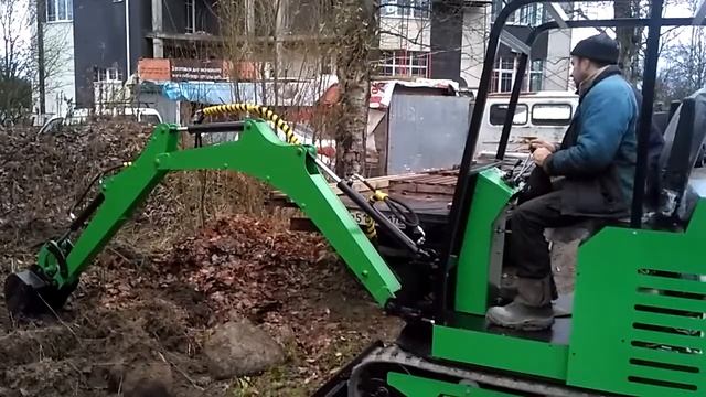 Миниэкскаватор EXREX 1200. Копает грунт.
