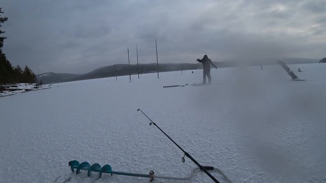 На аэролодке на первый лед Усть илимского водохранилища. Окушки на блесну и балансир. Пиранья 2 смотреть онлайн