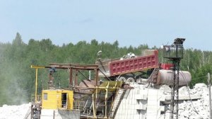 Дробилка для гранита в карьере, загрузка камня