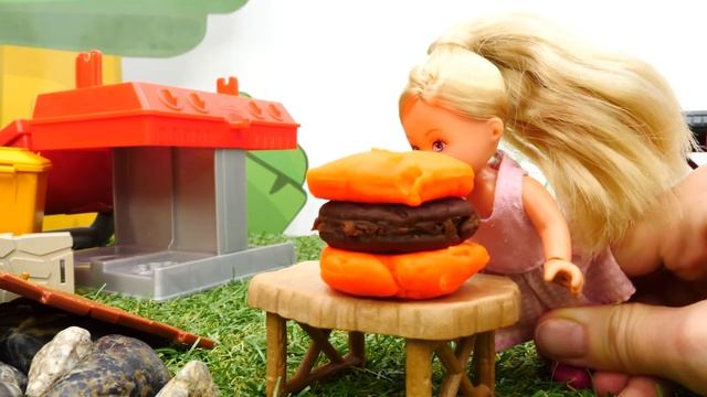 Штеффи не пошла в школу! Смешные видео про кукол Барби для девочек смотреть онлайн