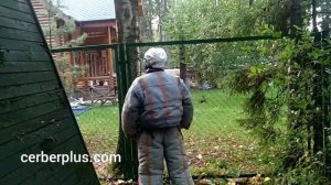 НЕМЕЦКАЯ ОВЧАРКА ОХРАНЯЕТ ДОМ