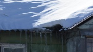 Коммунальщики Нягани справляются с чисткой крыш от снега