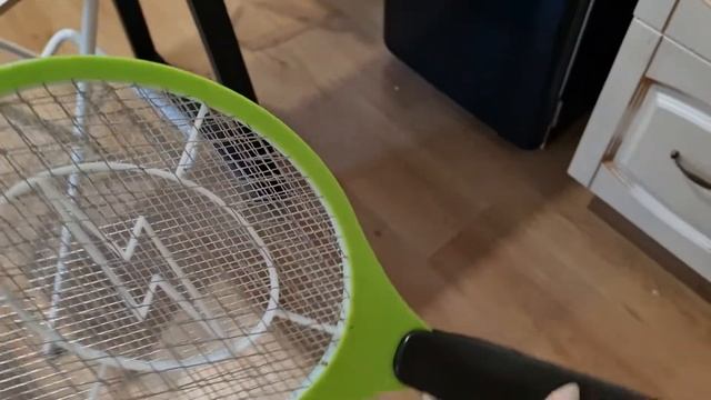 Мухобойка электрическая на батарейках смотреть онлайн