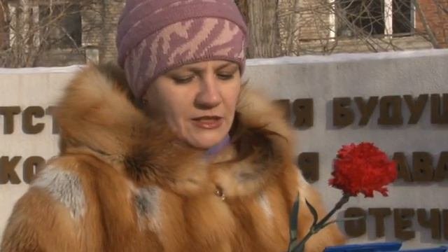 Возложение цветов к обелиску