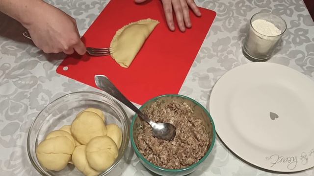 Чебуреки домашние на заварном тесте | Чебуреки хрустящие и сочные рецепт