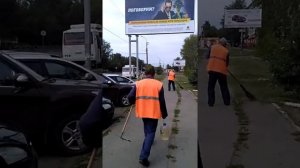 мужик кидался с граблями на меня! причина типа собака загадила ! хотя я убираю за собакой!!!