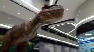 Очень страшно и весело! Огромный ДИНОЗАВР в торговом центре рычит и машет хвостом. Детское видео