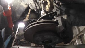 Мазда Трибьют: ремонт и обслуживание - Замена нижних передних рычагов ASVA