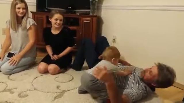 21-ое Июля 2017 год Эрику 10 месяцев. Он учится ходить!!! смотреть онлайн