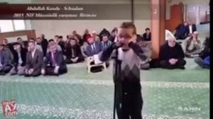 Азан читает мальчик