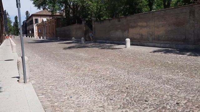 "Palazzo Diamante"- Дом, полностью покрытый пирамидами из розового мрамора.Галька из гранита смотреть онлайн