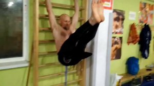 Как качать пресс на шведской лестнице.