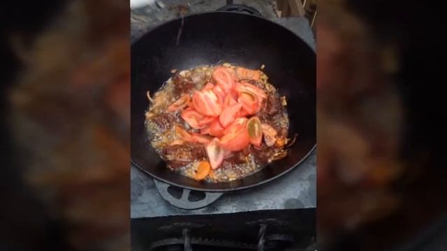 Готовим в казане картофель+мясо+овощи (на огне).