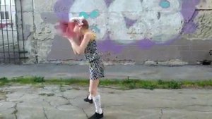 танец "Пеппи длинный чулок" во дворе школы 27