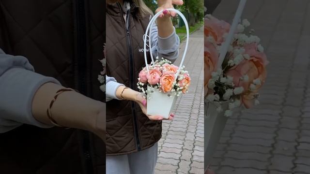 Композиция с кустовыми пионовидными розами Джульетта в сумочке #цветымосква