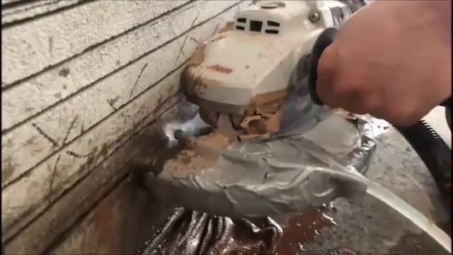 Штробление стен под трубы, болгаркой с водой, с пылесосом,  глубокая и широкая штроба.