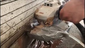 Штробление стен под трубы, болгаркой с водой, с пылесосом, глубокая и широкая штроба.