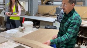 Работа со шпоном на том же участке распила.