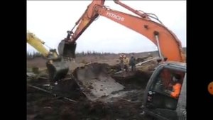 Спасение экскаватора из болота