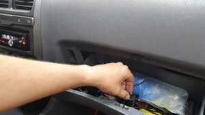 Хендай акцент установил активный саб и магнитолу.