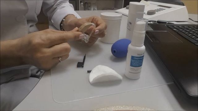 Слуховой аппарат. Чистка и уход. смотреть онлайн