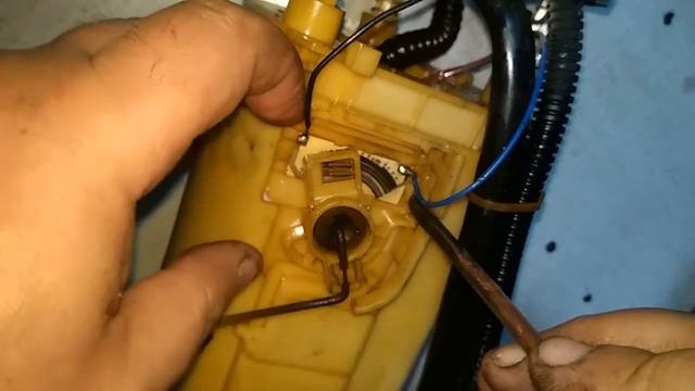 Mercedes ML W163 3.2l как заменить бензонасос  W163 ML 3.2 l how to replace a gas pump смотреть онлайн