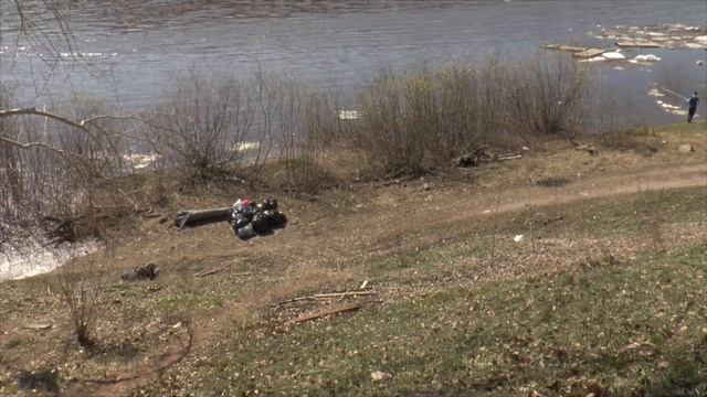 Приятное с полезным. Активные жители вышли на уборку берега реки Лена смотреть онлайн