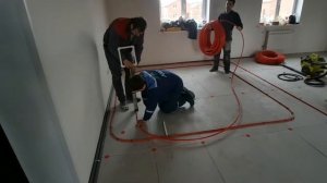 Как за 15 минут разложить контур теплого пола 75 м.