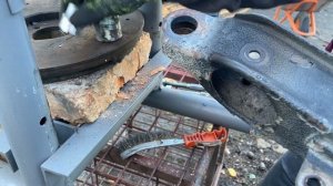 Как заменить сайлентблоки если разбиты посадочные места